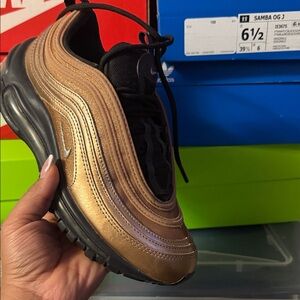 Nike Men's Metallic Gold and Black Sneakers